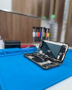 Celular aberto sobre bancada